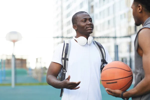 Cintura Hacia Arriba Retrato Dos Chicos Afroamericanos Charlando Cancha Baloncesto — Foto de Stock