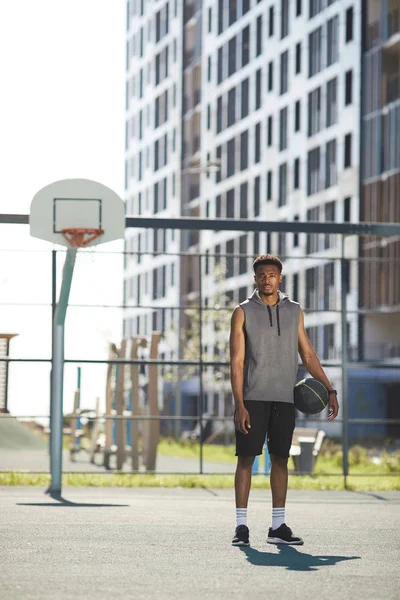 Pełna Długość Portret Afrykańskiego Koszykarz Stoi Przez Obręcz Dworze Zewnątrz — Zdjęcie stockowe