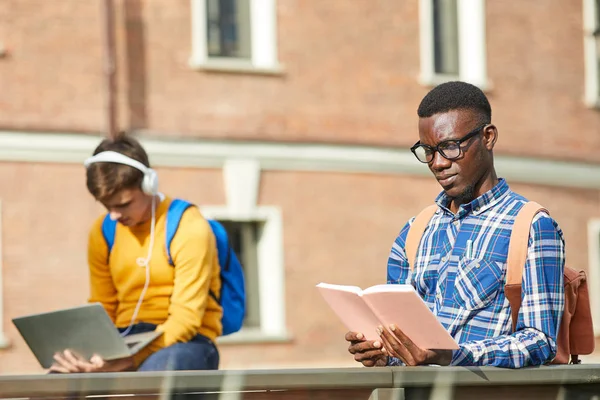 Retrato Dois Estudantes Universitários Lendo Livros Livre Sob Luz Solar — Fotografia de Stock