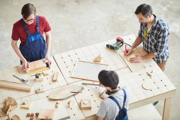 Vue Dessus Arrière Plan Trois Menuisiers Travaillant Avec Bois Debout — Photo