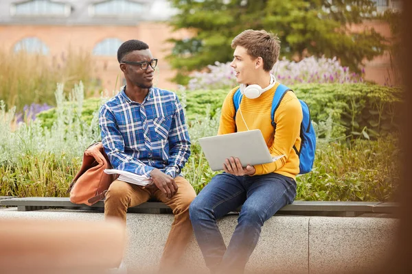 Portret Van Twee Internationale Studenten Chatten Terwijl Ontspannen Buiten College — Stockfoto