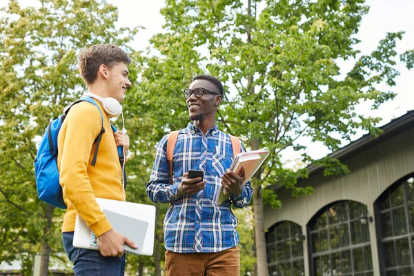 Portret African American Student Rozmawia Przyjacielem Podczas Chodzenia Zewnątrz Kampusie — Zdjęcie stockowe