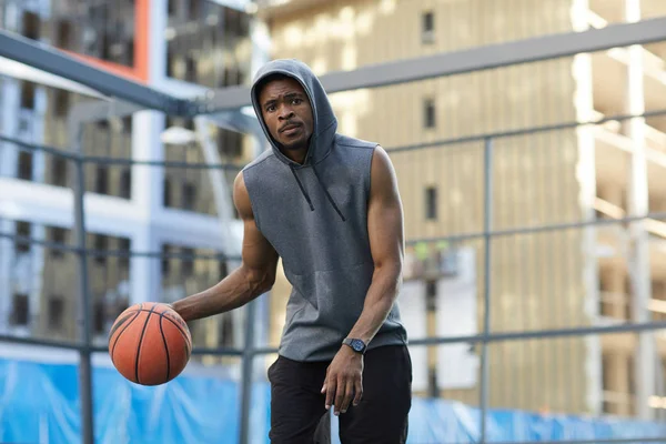 Actie Portret Van Afrikaanse Basketbalspeler Oefenen Outdoor Court Kopieer Ruimte — Stockfoto