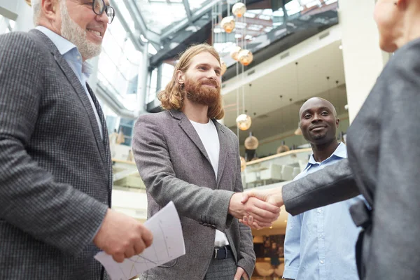 Retrato Bajo Ángulo Del Grupo Gente Negocios Estrechando Mano Con — Foto de Stock