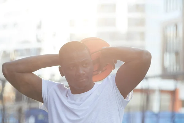 Retrato Del Hombre Africano Contemporáneo Posando Con Pelota Baloncesto Entorno — Foto de Stock