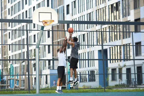 Plan Action Deux Gars Afro Américains Jouant Basket Ball Plein — Photo