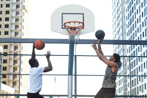 Vista Trasera Dos Hombres Afroamericanos Deportivos Jugando Baloncesto Entorno Urbano — Foto de Stock