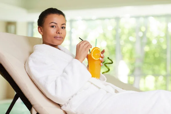 Retrato Mulher Bonita Relaxando Piscina Spa Beber Coquetel Espaço Cópia — Fotografia de Stock