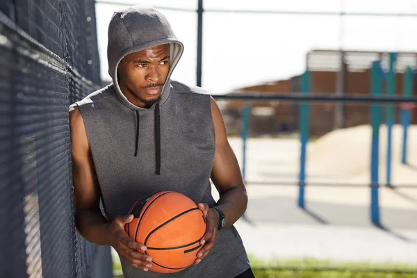 Taille Portret Van Hedendaagse Afro Amerikaanse Man Holding Basketbal Bal — Stockfoto