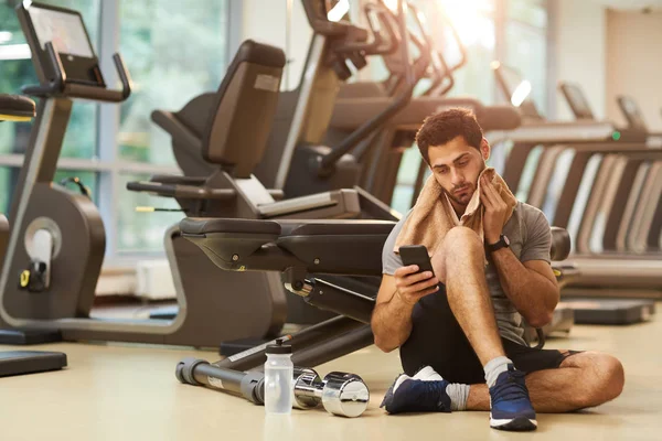 Retrato Cuerpo Entero Del Hombre Guapo Sentado Suelo Gimnasio Usando — Foto de Stock