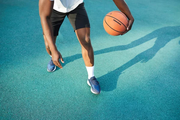 Baja Sección Acción Disparo Irreconocible Hombre Africano Jugando Baloncesto Aire — Foto de Stock