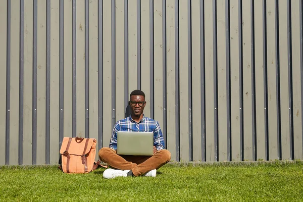 Volledige Lengte Portret Van Afrikaanse Student Kijken Naar Camera Tijdens — Stockfoto