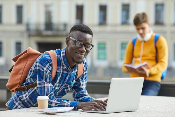 Retrato Estudante Africano Contemporâneo Usando Laptop Livre Campus Universitário Espaço — Fotografia de Stock