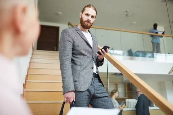 Ritratto Bel Giovanotto Vestito Che Scende Dalle Scale Con Smartphone — Foto Stock