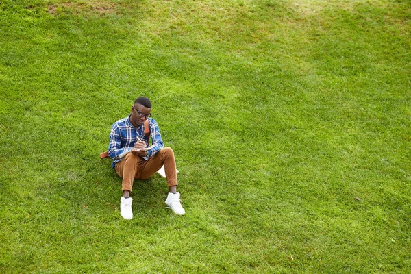 Ritratto Ampio Angolo Giovane Uomo Afro Americano Seduto Erba Verde — Foto Stock