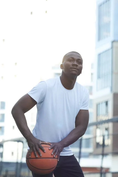 Retrato Hombre Africano Musculoso Jugando Baloncesto Entorno Urbano — Foto de Stock