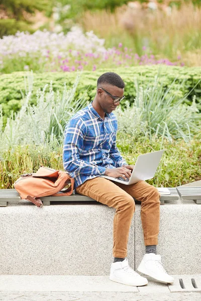 Ritratto Figura Intera Studente Afro Americano Che Utilizza Computer Portatile — Foto Stock