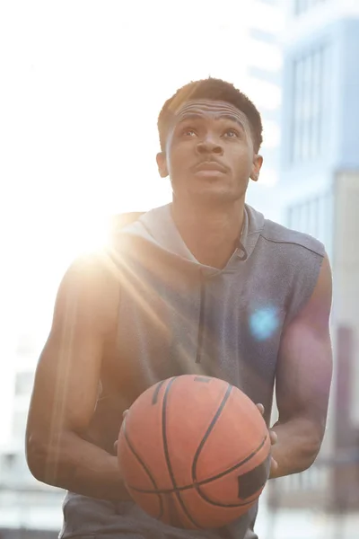 Cintura Hacia Arriba Retrato Hombre Africano Muscular Sosteniendo Pelota Baloncesto — Foto de Stock