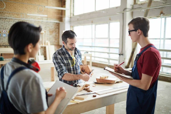 Atölyede genç çıraklar öğretim olgun marangoz portresi kadar Bel