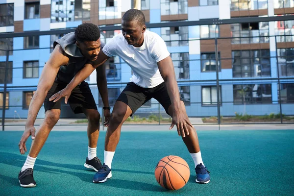 Plan Action Complet Deux Hommes Africains Musclés Jouant Basket Milieu — Photo