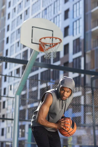 Retrato Jugador Baloncesto Muscular Mirando Cámara Sosteniendo Pelota Cancha Aire — Foto de Stock