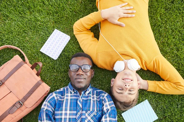 Boven Aanzicht Portret Van Twee Studenten Liggend Groen Gras Kijken — Stockfoto