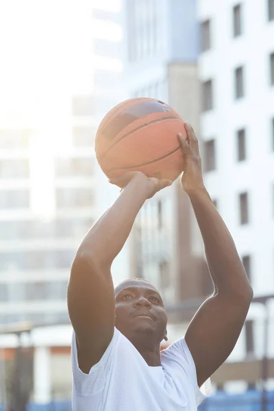 야외에서 농구공을 던지는 근육질의 아프리카 남자의 초상화 — 스톡 사진