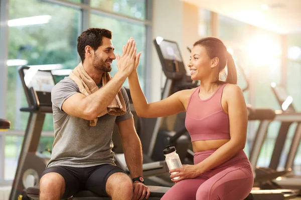 Retrato Hermosa Pareja Deportiva Alta Cinco Durante Entrenamiento Gimnasio Espacio — Foto de Stock