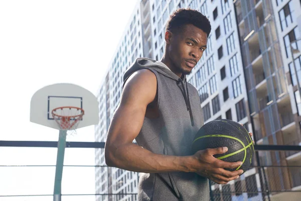 Taille Portret Van Knappe Afro Amerikaanse Man Holding Basketbal Bal — Stockfoto