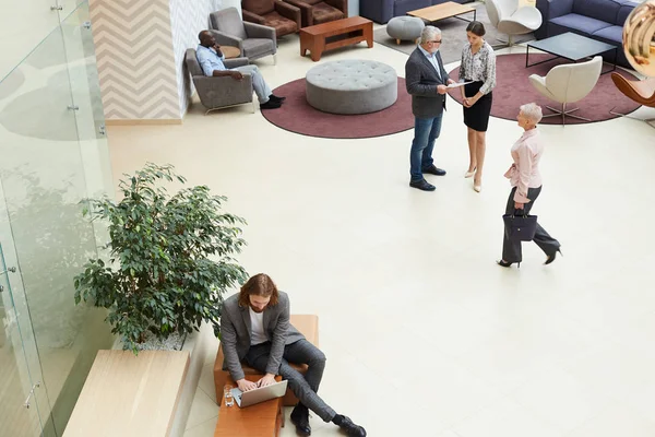 Wysoki Kąt Tła Poczekalni Lub Lobby Biurowego Różnymi Osobami Biznesowymi — Zdjęcie stockowe