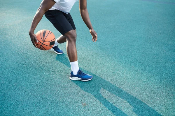 야외에서 농구를 아프리카계 미국인 남자의 — 스톡 사진