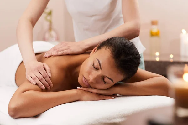 Retrato Una Joven Dichosa Disfrutando Masaje Spa Lujo Espacio Para — Foto de Stock