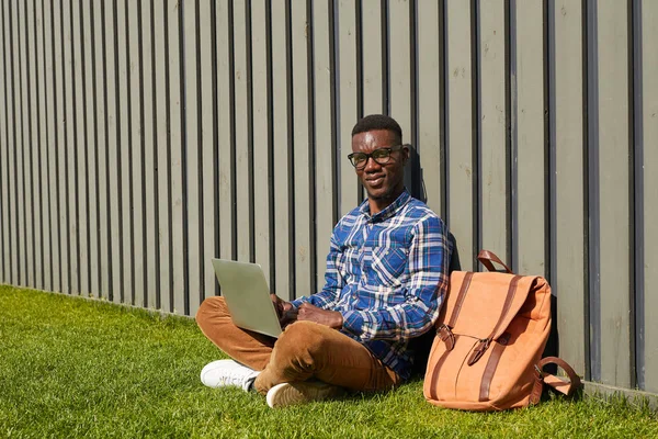 Ritratto Figura Intera Studente Africano Guardando Fotocamera Durante Utilizzo Laptop — Foto Stock