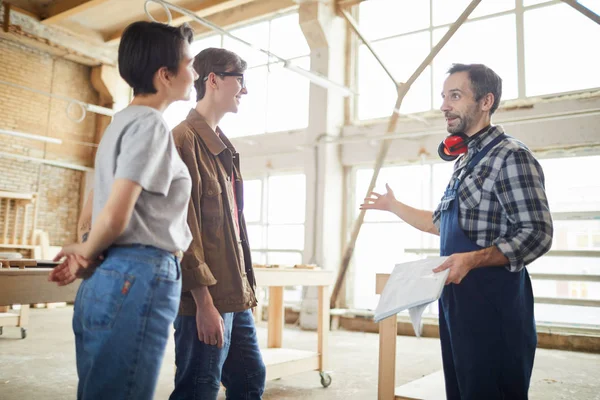 Portrait Charpentier Mature Parlant Des Jeunes Atelier Leur Donnant Une — Photo