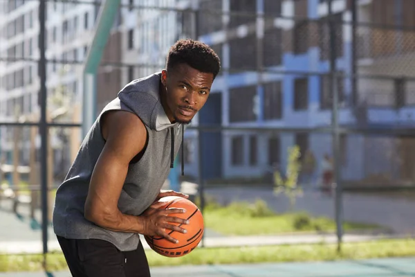 Portret Van Vastberaden Basketballer Kijkend Naar Camera Vasthoud Bal Kopieer — Stockfoto