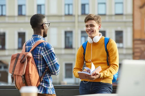 İki öğrencinin açık havada mola sırasında sevinçle sohbet portresi kadar Bel, kopya alanı