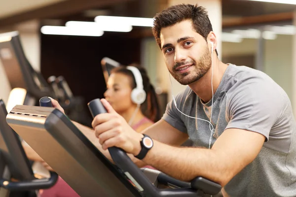 Porträtt Stilig Man Leende Kamera När Använder Träningsmaskiner Gymmet Kopiera — Stockfoto