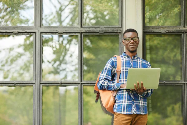 Cintura Até Retrato Estudante Africano Inteligente Segurando Laptop Posando Livre — Fotografia de Stock