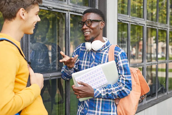 大学キャンパスで屋外で友人と話すアフリカ系アメリカ人学生の肖像画をウエストアップ コピースペース — ストック写真