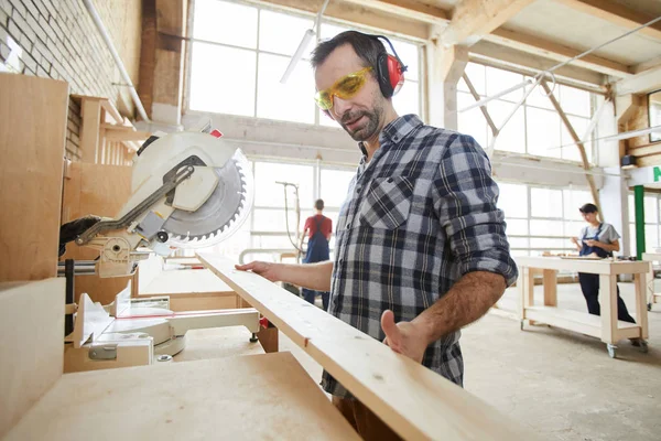 Retrato Cintura Arriba Madera Aserrada Carpintero Maduro Taller Industrial Espacio — Foto de Stock