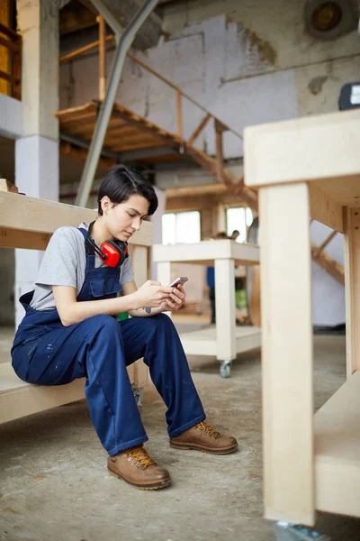 Retrato Comprimento Total Jovem Trabalhadora Usando Smartphone Enquanto Descansa Escadas — Fotografia de Stock