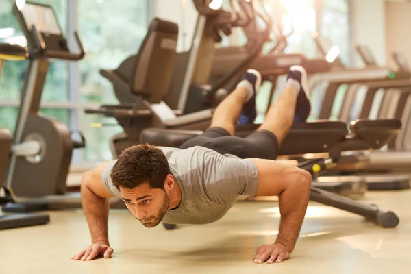 Retrato Comprimento Total Homem Muscular Fazendo Flexões Banco Durante Treino — Fotografia de Stock