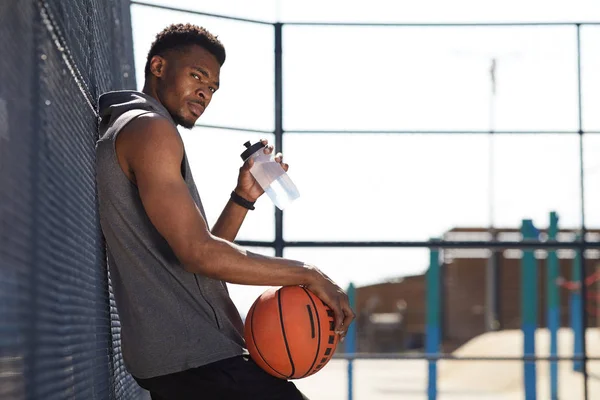 Retrato Vista Lateral Hombre Afroamericano Guapo Sosteniendo Una Pelota Baloncesto — Foto de Stock