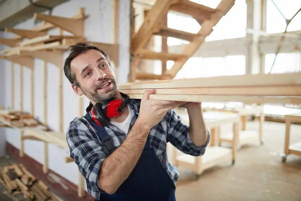 Midja Upp Porträtt Mogen Snickare Bärande Trä Brädorna Industriell Verkstaden — Stockfoto