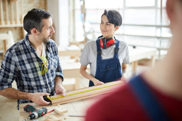 Atölyede gülümseyen kadın çırak çalışan olgun marangoz portresi kadar Bel, kopya alanı