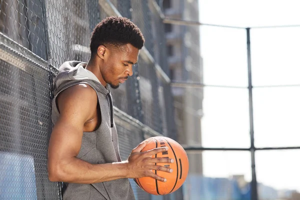 Retrato Vista Lateral Del Hombre Afroamericano Musculoso Sosteniendo Pelota Baloncesto — Foto de Stock