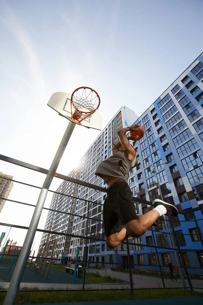 Nízká Úhlová Akce Při Skákání Afrického Basketbalového Hráče Při Natáčení — Stock fotografie