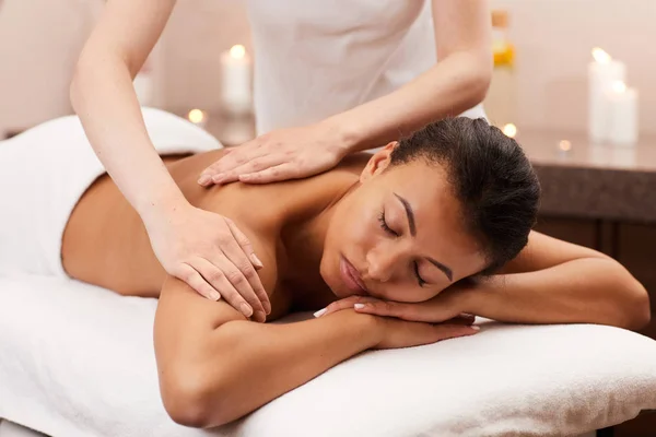 Retrato Mujer Dichosa Disfrutando Masaje Spa Lujo Espacio Para Copiar — Foto de Stock