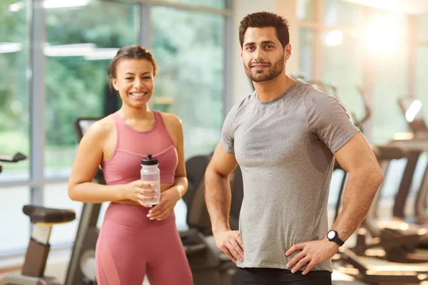 Retrato Cintura Hacia Arriba Una Hermosa Pareja Deportiva Mirando Cámara — Foto de Stock