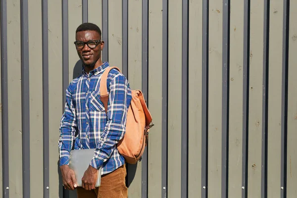 Taille Portret Van Afrikaanse Student Kijken Naar Camera Terwijl Poseren — Stockfoto